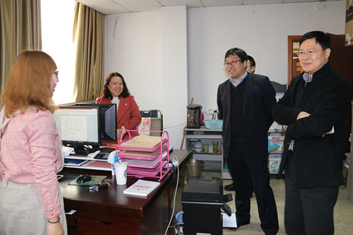 领导慰问1_副本.jpg 领导慰问1_副本.jpg