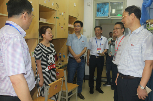 领导慰问学生3_杜丽_副本.jpg 领导慰问学生3_杜丽_副本.jpg