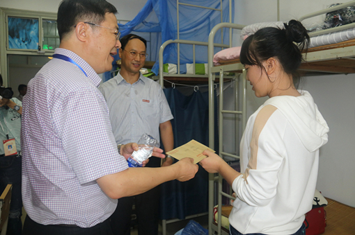 领导慰问学生2_副本杜丽_副本.jpg 领导慰问学生2_副本杜丽_副本.jpg