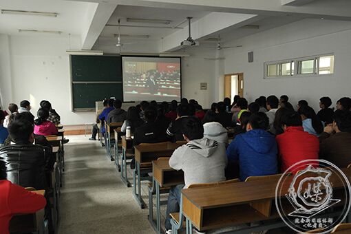 教室内师生集中观看直播.jpg 教室内师生集中观看直播.jpg