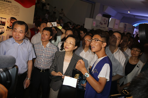 讲解员向王燕文等领导介绍我院志愿服务项目_副本.jpg 讲解员向王燕文等领导介绍我院志愿服务项目_副本.jpg