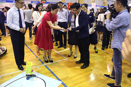 张副省长现场点击操控平衡车.jpg