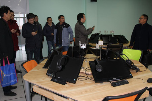 无锡参观语音室_副本.jpg 无锡参观语音室_副本.jpg