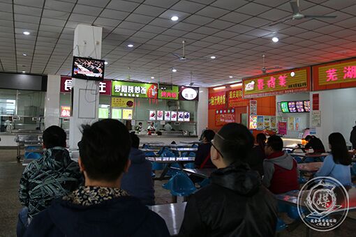 食堂内同步放映直播.jpg 食堂内同步放映直播.jpg