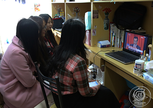 学生在宿舍内观看直播.jpg 学生在宿舍内观看直播.jpg