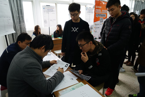 招聘会9_副本.jpg 招聘会9_副本.jpg