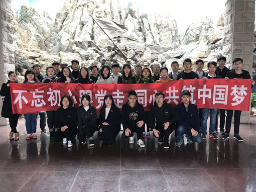 计算机新四军纪念馆合影_副本.jpg 计算机新四军纪念馆合影_副本.jpg