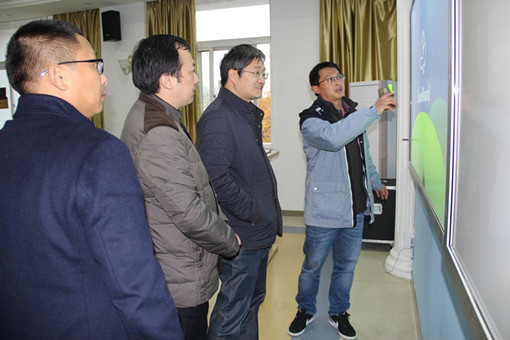无锡参观智慧教室副本.jpg 无锡参观智慧教室副本.jpg