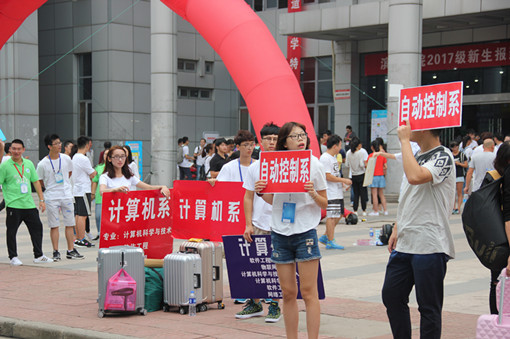 4主场接站翘首以盼 青梅_副本.jpg 4主场接站翘首以盼 青梅_副本.jpg