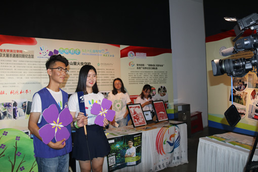 两位讲解员接受采访志愿_副本.jpg 两位讲解员接受采访志愿_副本.jpg